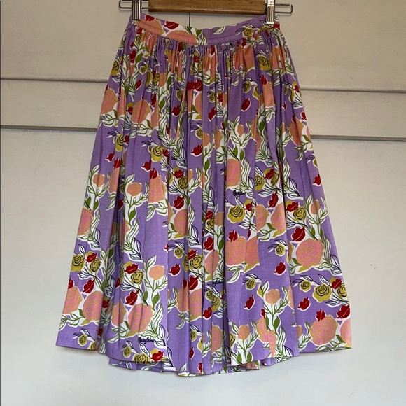 Pinup Couture Dresses & Skirts - Magic of Mary Blair Pinup Couture Jenny Skirt XS Purple
Lips and Roses